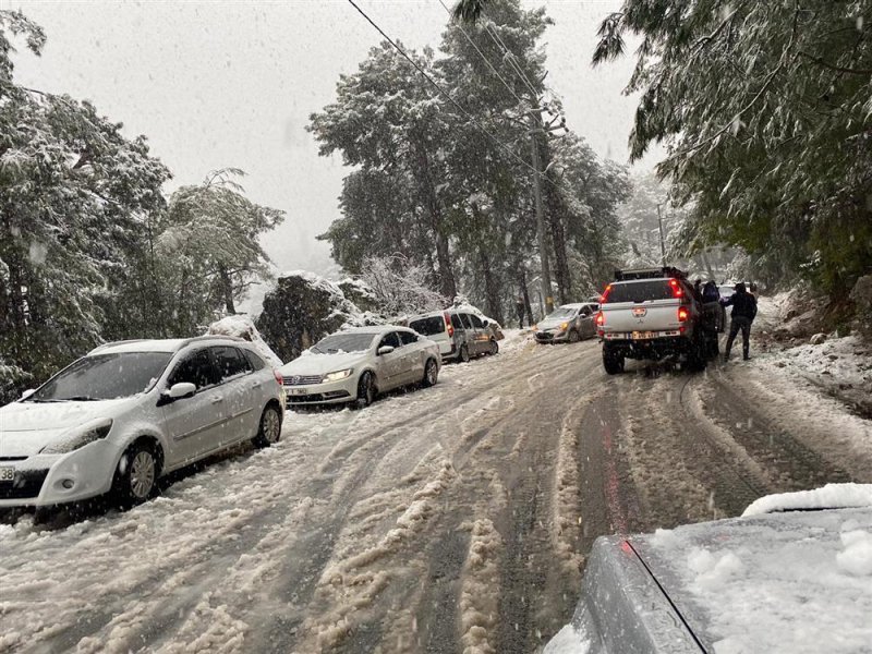 Kardan mahsur kalan vatandaşların imdadına alanya belediyesi yetişti