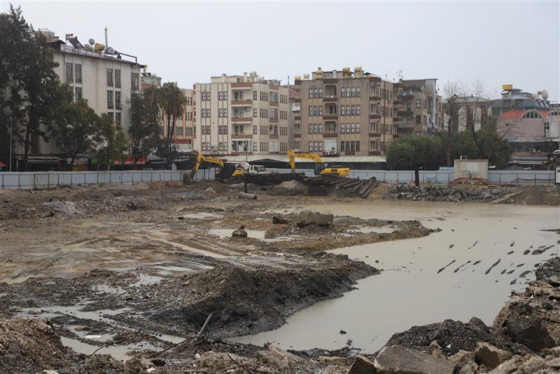Mega projede, sağanak yağmura rağmen çalışmalar sürüyor
