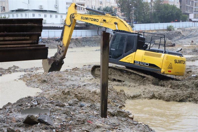 Mega projede, sağanak yağmura rağmen çalışmalar sürüyor