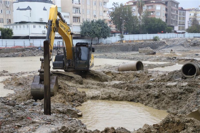 Mega projede, sağanak yağmura rağmen çalışmalar sürüyor