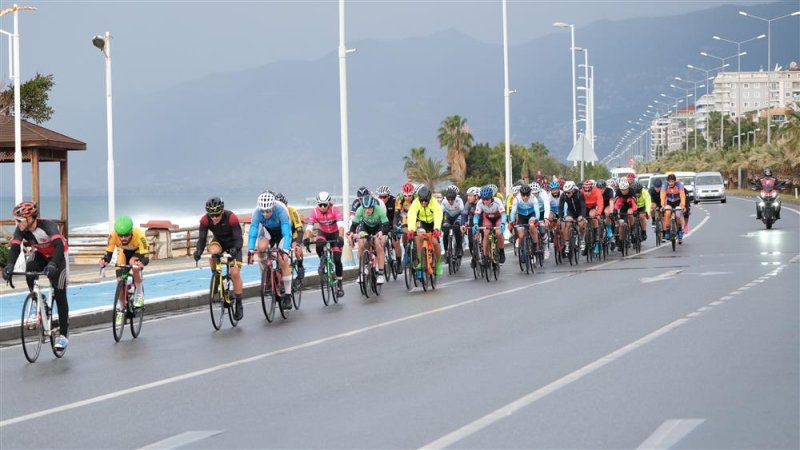 Türkiye şampiyonası 1. etap hasan terzi bisiklet puanlı yol yarışı başladı