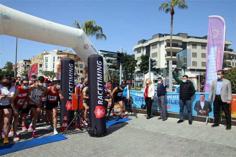 22. alanya atatürk halk koşusu ve yarı maratonu gerçekleştirilecek