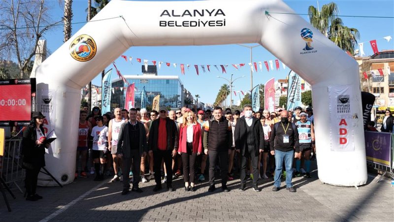 22. alanya atatürk halk koşusu ve yarı maratonu yapıldı