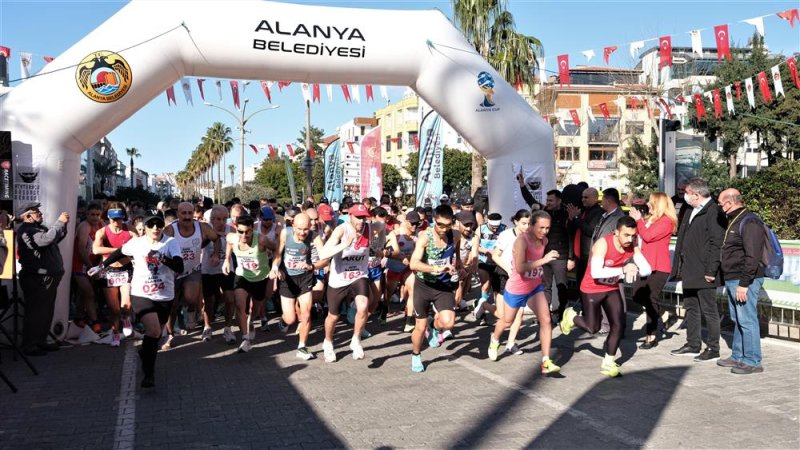 22. alanya atatürk halk koşusu ve yarı maratonu yapıldı