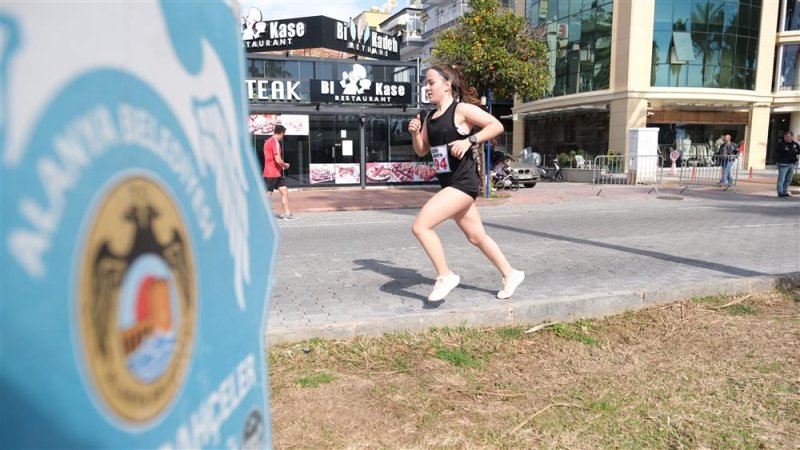 22. alanya atatürk halk koşusu ve yarı maratonu yapıldı