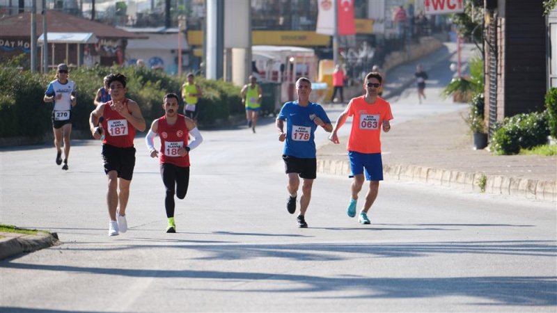 22. alanya atatürk halk koşusu ve yarı maratonu yapıldı