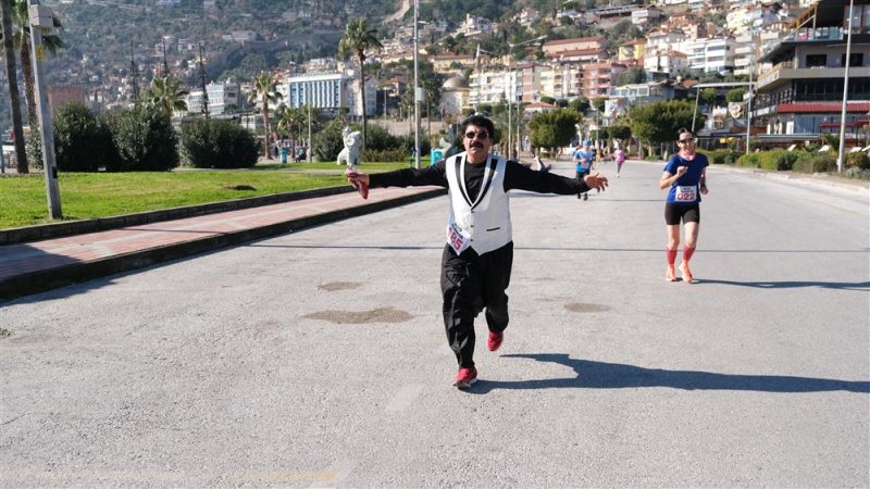 22. alanya atatürk halk koşusu ve yarı maratonu yapıldı