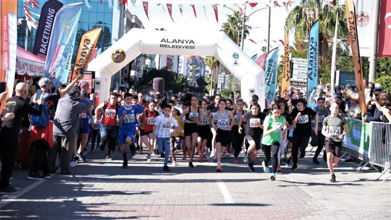 22. alanya atatürk halk koşusu ve yarı maratonu yapıldı