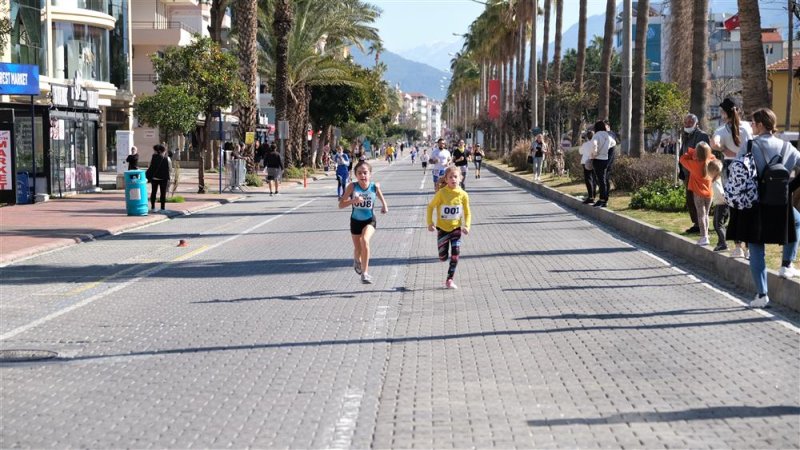 22. alanya atatürk halk koşusu ve yarı maratonu yapıldı