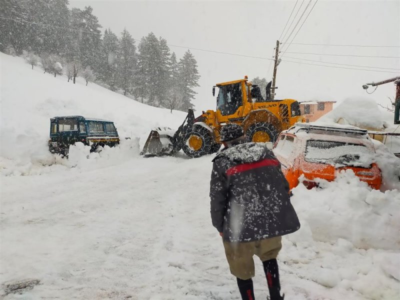 Alanya belediyesi'nin karla mücadelesi devam ediyor