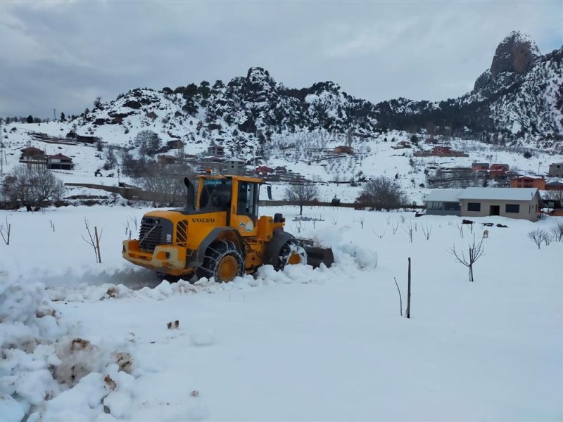 Alanya belediyesi'nin karla mücadelesi devam ediyor