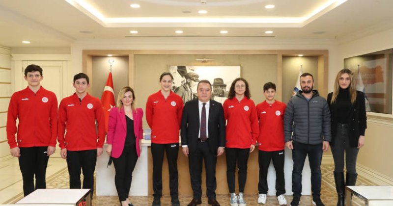 Antalyaspor Yüzme Takımı’ndan Başkan Böcek’e Ziyaret