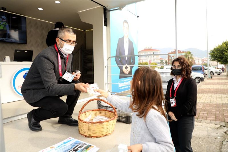 ‘çözüm masası’ sahada vatandaşın kandilini kutlayıp lokum dağıttı