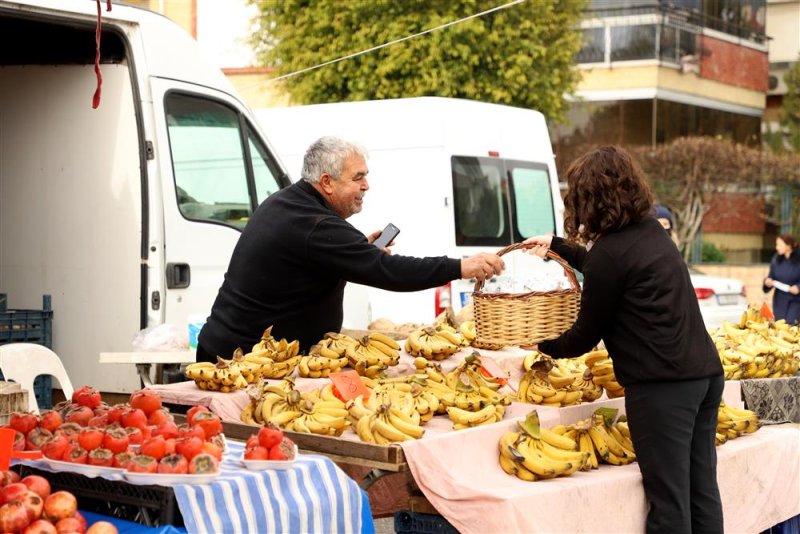 ‘çözüm masası’ sahada vatandaşın kandilini kutlayıp lokum dağıttı