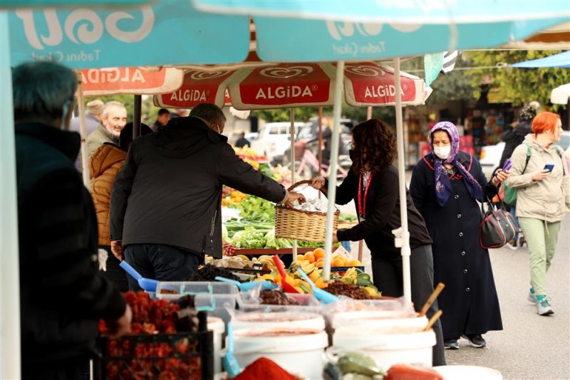 ‘çözüm masası’ sahada vatandaşın kandilini kutlayıp lokum dağıttı