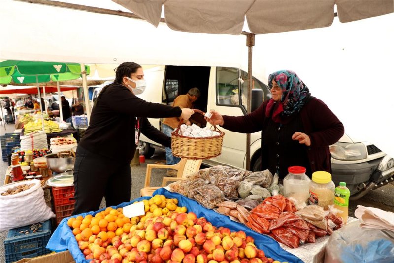 ‘çözüm masası’ sahada vatandaşın kandilini kutlayıp lokum dağıttı