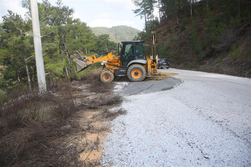 Gümüşkavak yolu’nda oluşan heyelanın izleri silindi