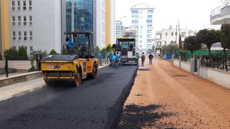 Sıcak asfalt çalışması mahmutlar mahallesi’nde devam ediyor