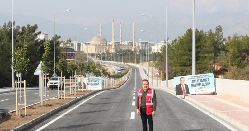 Üniversite Caddesi’ndeki Yeni Yol Trafiğe Açıldı     Başkan Muhittin Böcek Deneme Sürüşü Yaptı