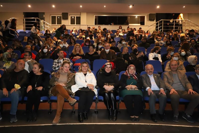 Alanya belediye tiyatrosu’nun yeni oyunu “kadınlar filler ve saireler” izleyiciyle buluştu