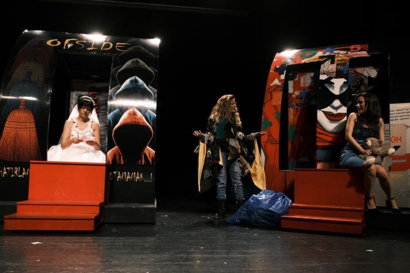 Alanya belediye tiyatrosu’nun yeni oyunu “kadınlar filler ve saireler” izleyiciyle buluştu