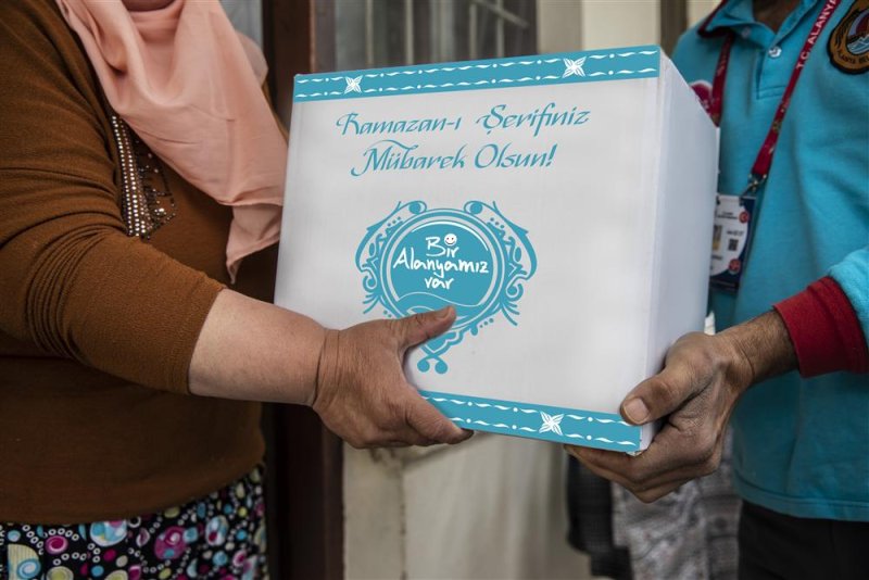 Alanya belediyesi 4 bin 500 haneye ulaştırılacak geleneksel ramazan kolilerinin dağıtımına başladı