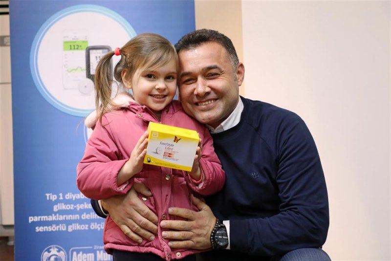 Alanya belediyesi diyabetli çocuklara ücretsiz sensörlü glikoz ölçüm cihazı dağıttı