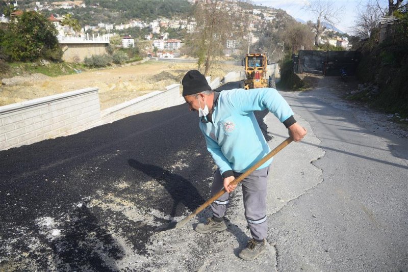Alanya belediyesi’nden bozulan yollara sıcak asfalt