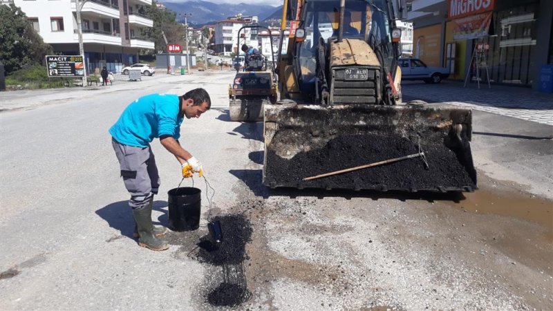 Alanya belediyesi’nden bozulan yollara sıcak asfalt