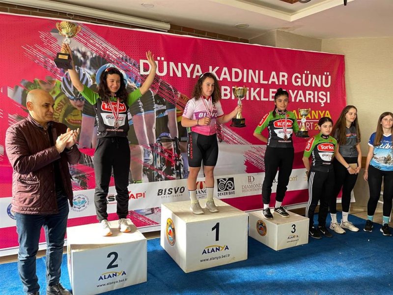 Alanya’da pedallar dünya kadınlar günü için döndü