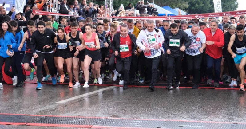 Başkan Böcek Runtalya  Heyecanına Ortak Oldu  Halk Koşusuna Katıldı