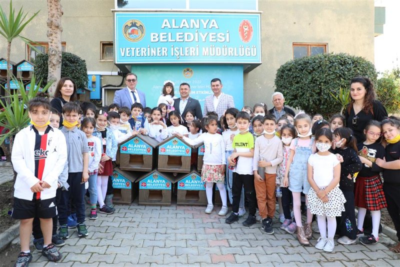 Alanya belediyesi okullara ve hayvanseverlere kedi evi dağıttı