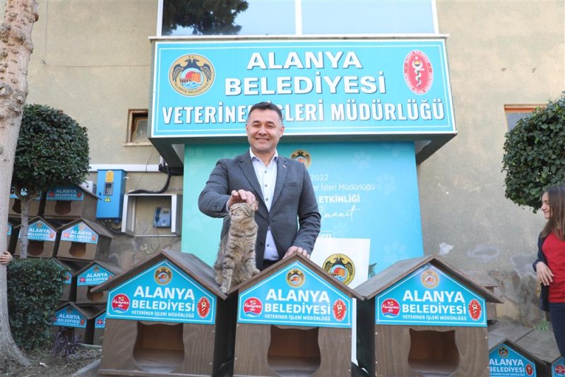 Alanya belediyesi okullara ve hayvanseverlere kedi evi dağıttı