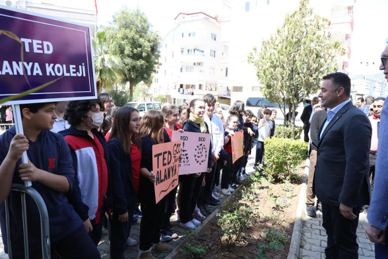 Alanya belediyesi okullara ve hayvanseverlere kedi evi dağıttı