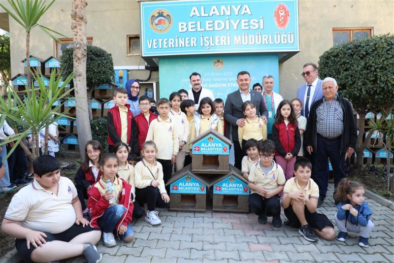 Alanya belediyesi okullara ve hayvanseverlere kedi evi dağıttı