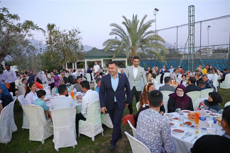 Başkan yücel belediye personeli ile iftarda bir araya geldi