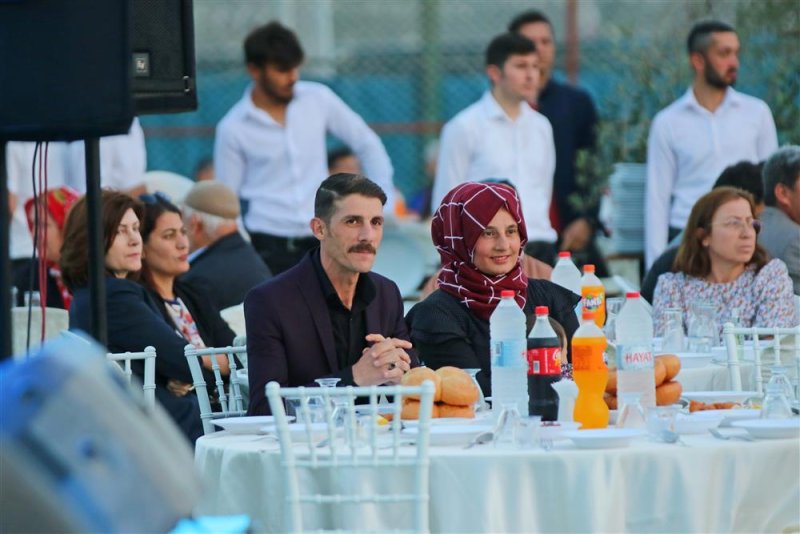 Başkan yücel belediye personeli ile iftarda bir araya geldi