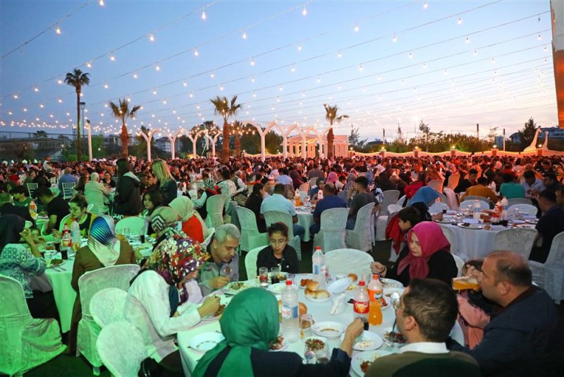 Başkan yücel belediye personeli ile iftarda bir araya geldi