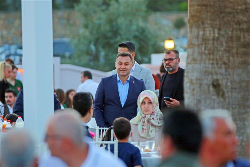 Başkan yücel belediye personeli ile iftarda bir araya geldi