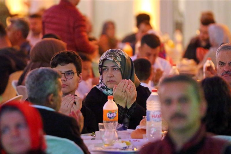 Başkan yücel belediye personeli ile iftarda bir araya geldi