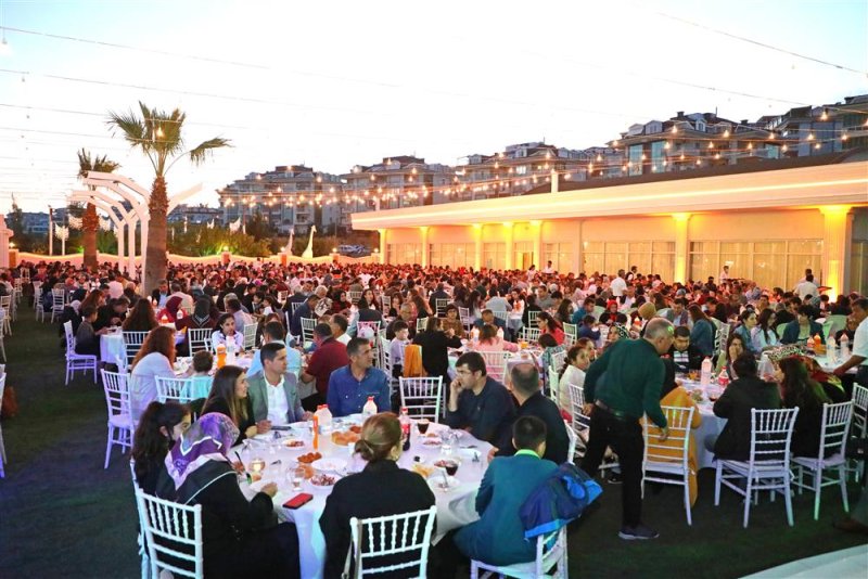 Başkan yücel belediye personeli ile iftarda bir araya geldi