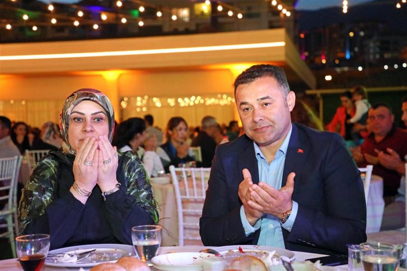 Başkan yücel belediye personeli ile iftarda bir araya geldi