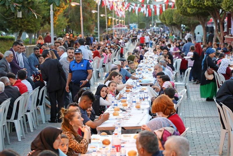 Başkan yücel’in iftar sofrası konaklı’da vatandaşlarla buluştu