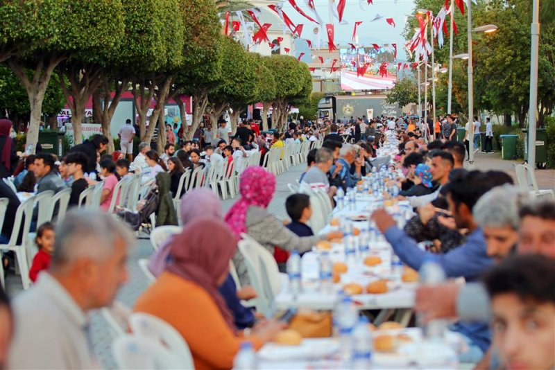 Başkan yücel’in iftar sofrası konaklı’da vatandaşlarla buluştu
