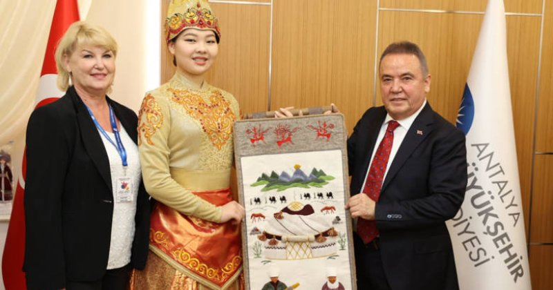 Dünya Çocukları Başkan Böcek’i Ziyaret Etti
