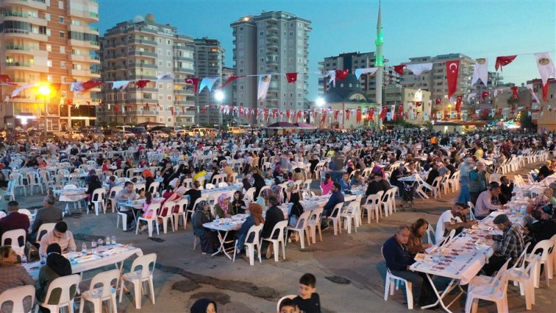 İftar sofrası ve ramazan şenlikleri mahmutlar halkı ile buluştu - başkan yücel’den mahmutlar’a müjdeler