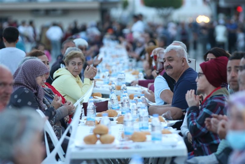 İftar sofrası ve ramazan şenlikleri mahmutlar halkı ile buluştu - başkan yücel’den mahmutlar’a müjdeler