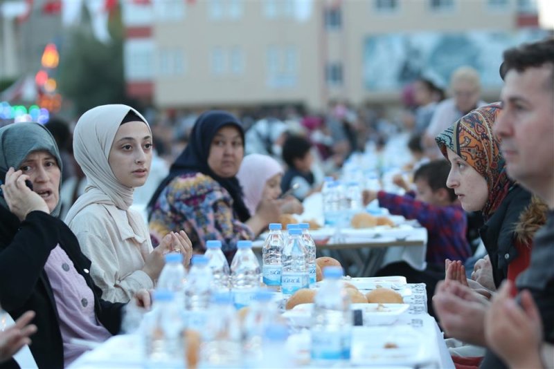 İftar sofrası ve ramazan şenlikleri mahmutlar halkı ile buluştu - başkan yücel’den mahmutlar’a müjdeler