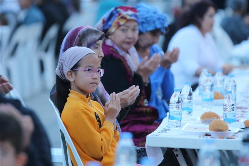 İftar sofrası ve ramazan şenlikleri mahmutlar halkı ile buluştu - başkan yücel’den mahmutlar’a müjdeler