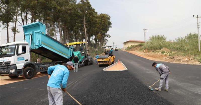 Türkler mahallesi’nde deliktaş- akdam yolu sıcak asfaltla buluştu